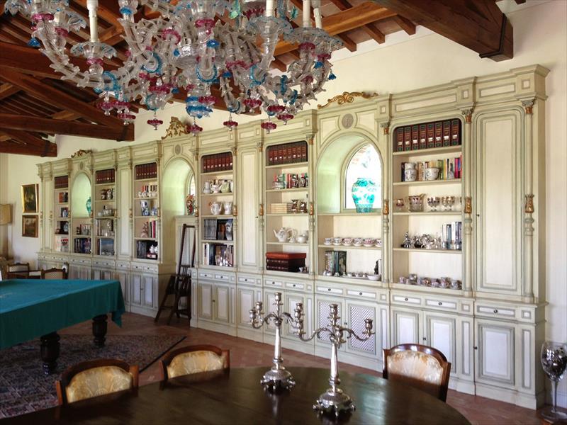 Full-wall bookshelf