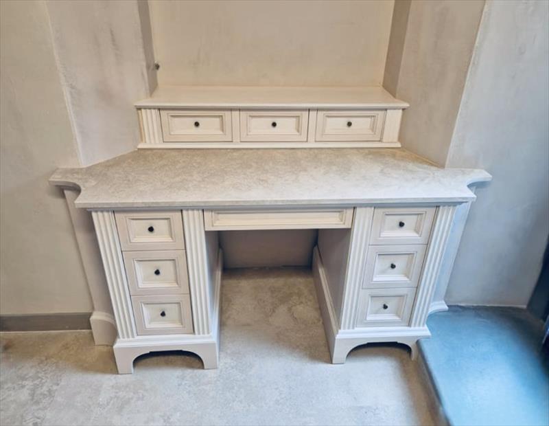 An intimate vanity corner, like in the past. A bespoke piece, set into an irregular niche