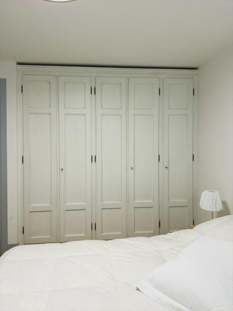 A Built-in Wardrobe: a Custom Carpentry Project that Shapes the Room