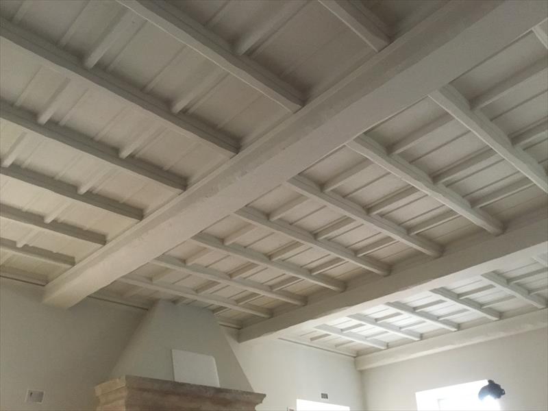 Controsoffitto seminobile, legno lavorato a mano e calce