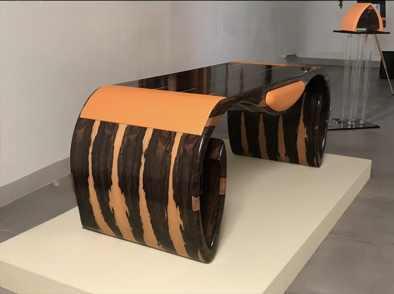 L'onda impossibile, una scrivania scultura fatta di fiori, legno e follia