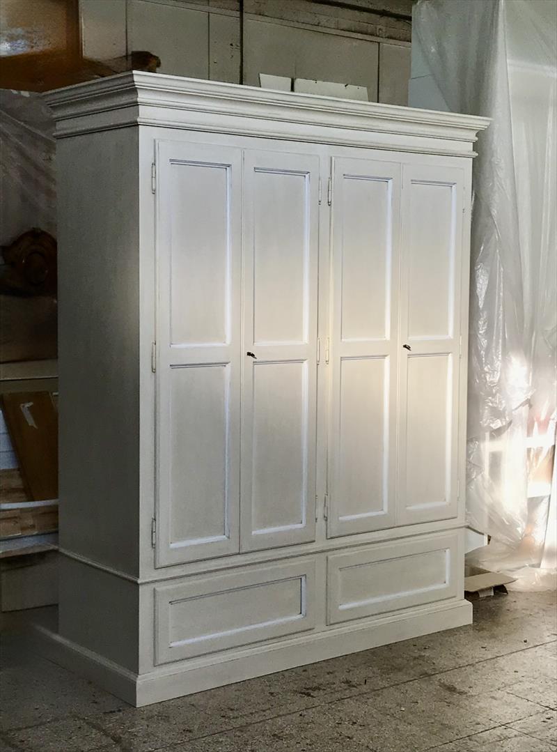 Four-door lacquered wardrobe