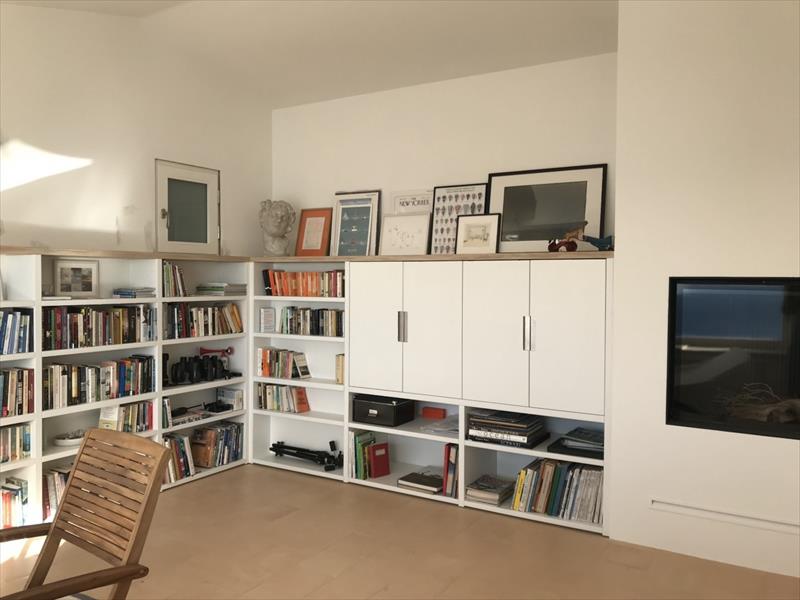A piece of furniture that embraces the room: between books and horizons