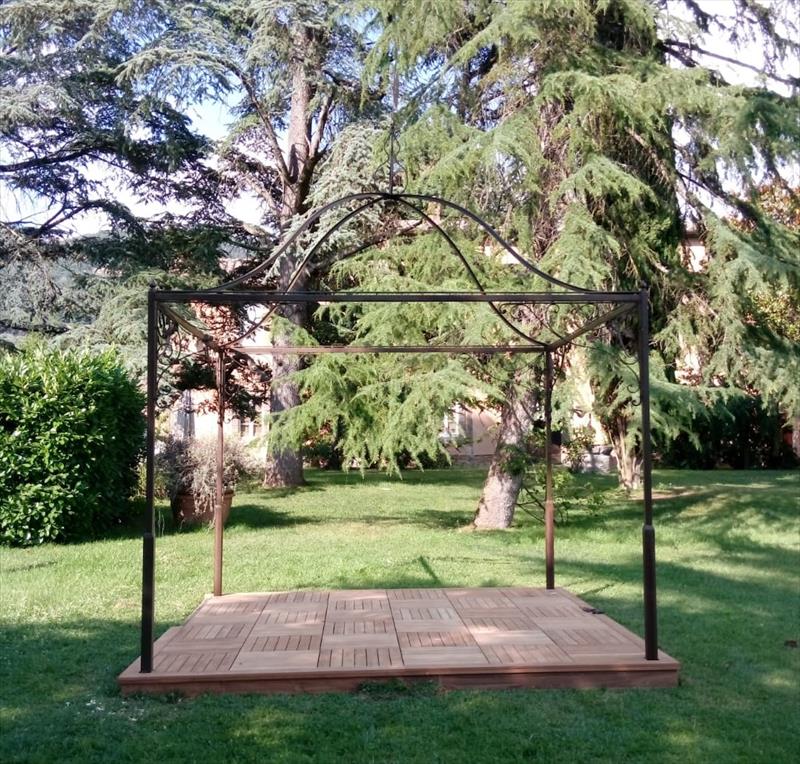 Pergola tra le fronde, un quadrato d’ombra nel giardino