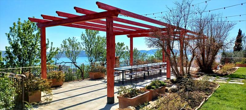 Ombra elegante, la pergola rossa che dialoga con la storia del luogo