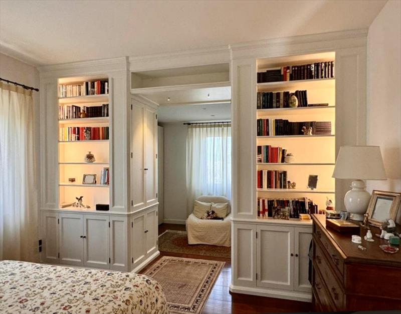 Libreria e scarpiera in stile neoclassico, arredo su misura tra camera e guardaroba