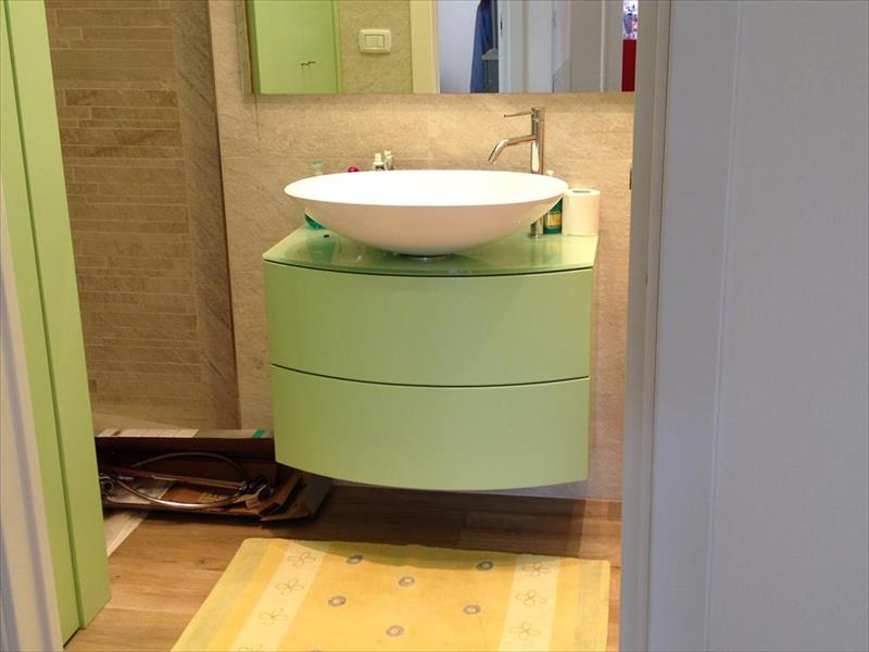Suspended bathroom vanity with a curved front
